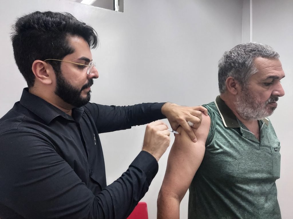 Entenda a importância da vacinação contra Covid-19 e atualização da caderneta